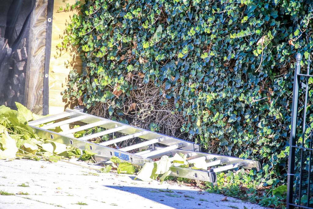 Persoon valt van ladder