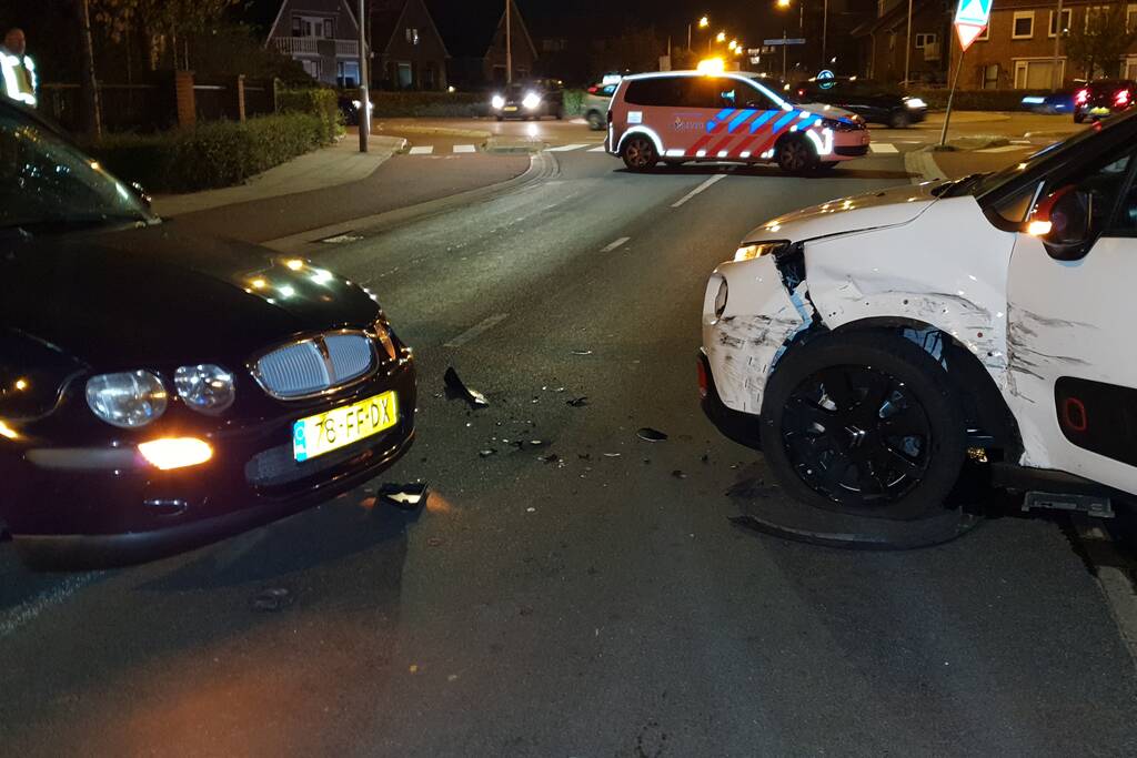 Twee auto's botsen, geen gewonden
