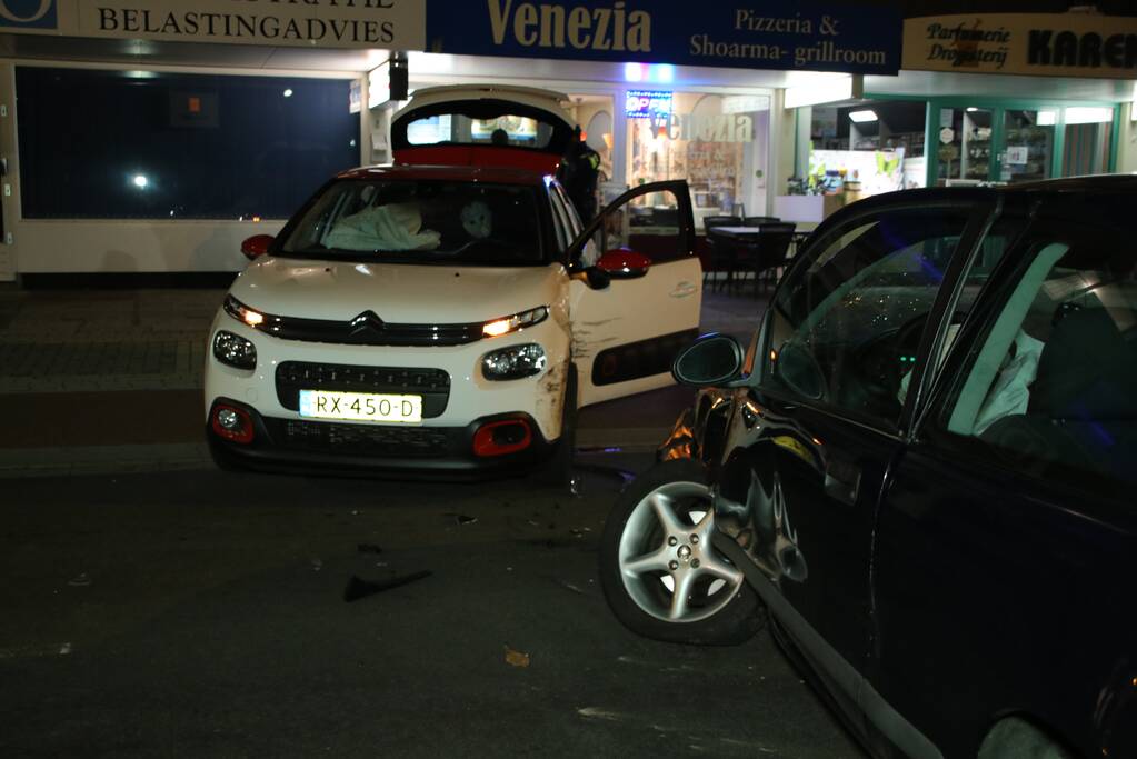 Twee auto's botsen, geen gewonden