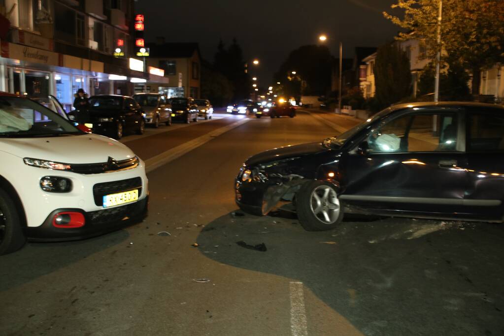 Twee auto's botsen, geen gewonden