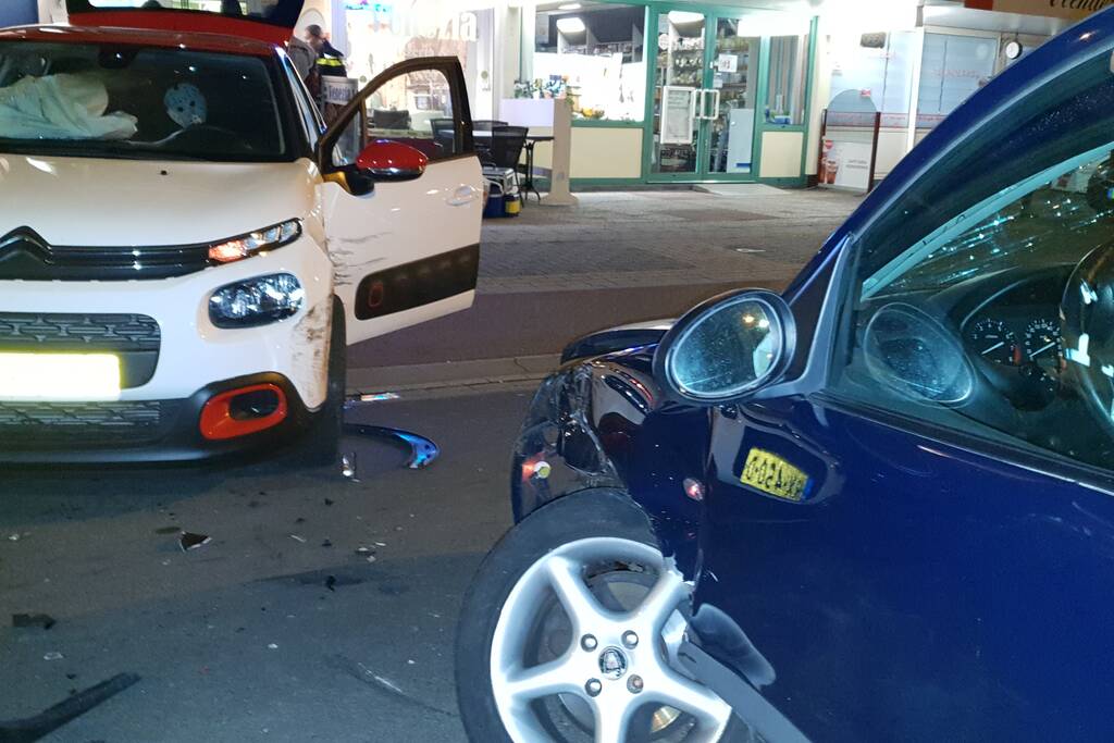 Twee auto's botsen, geen gewonden