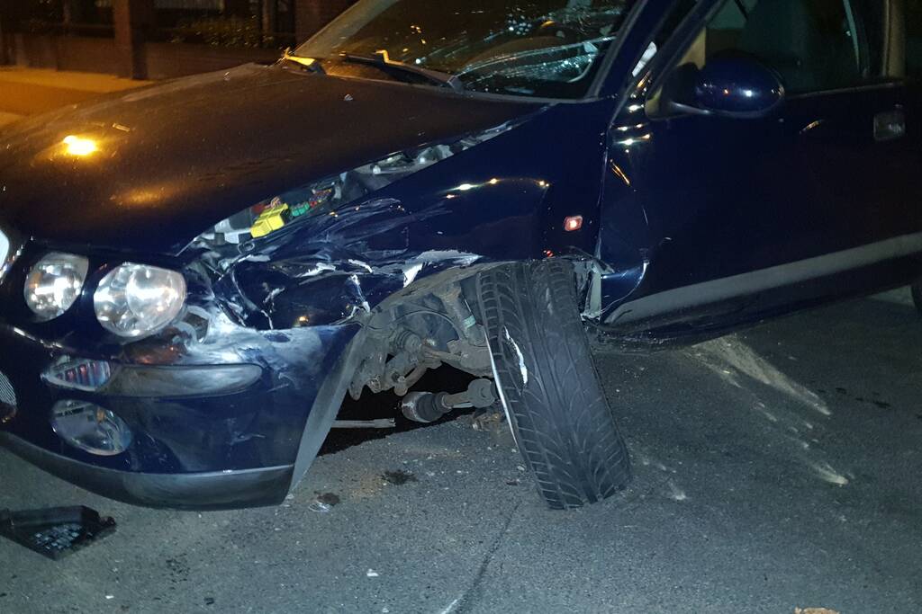 Twee auto's botsen, geen gewonden