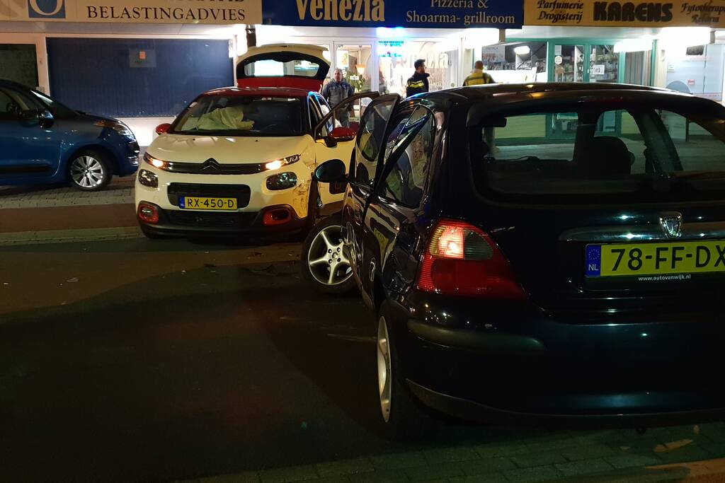 Twee auto's botsen, geen gewonden