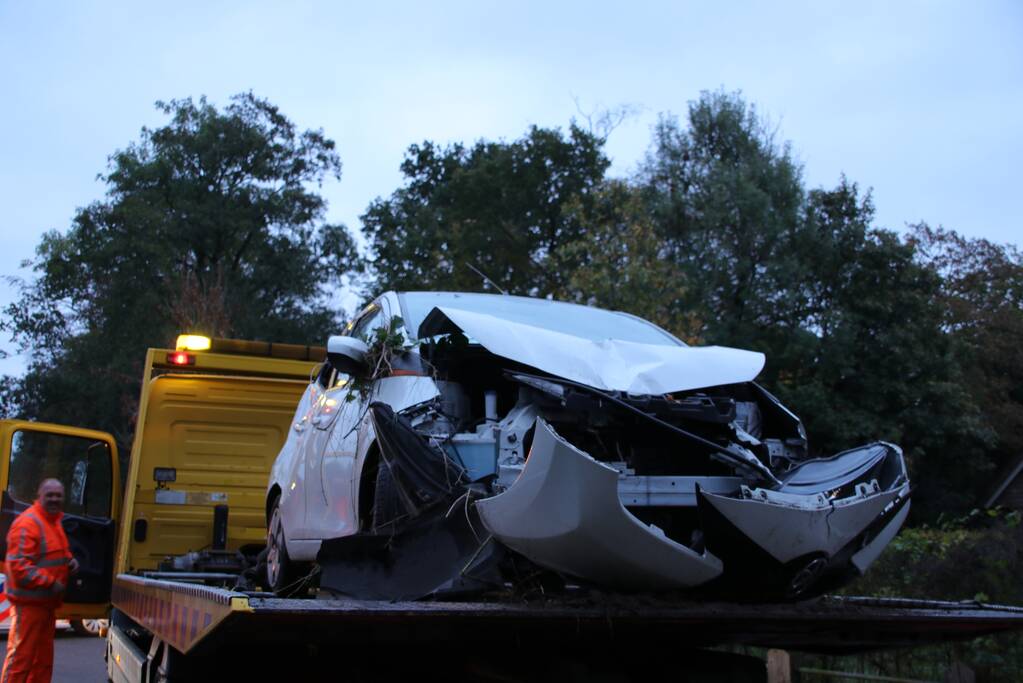 Auto vliegt uit de bocht