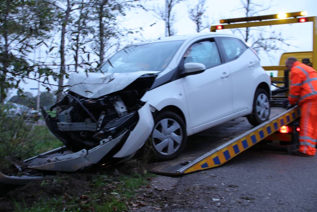 Auto vliegt uit de bocht