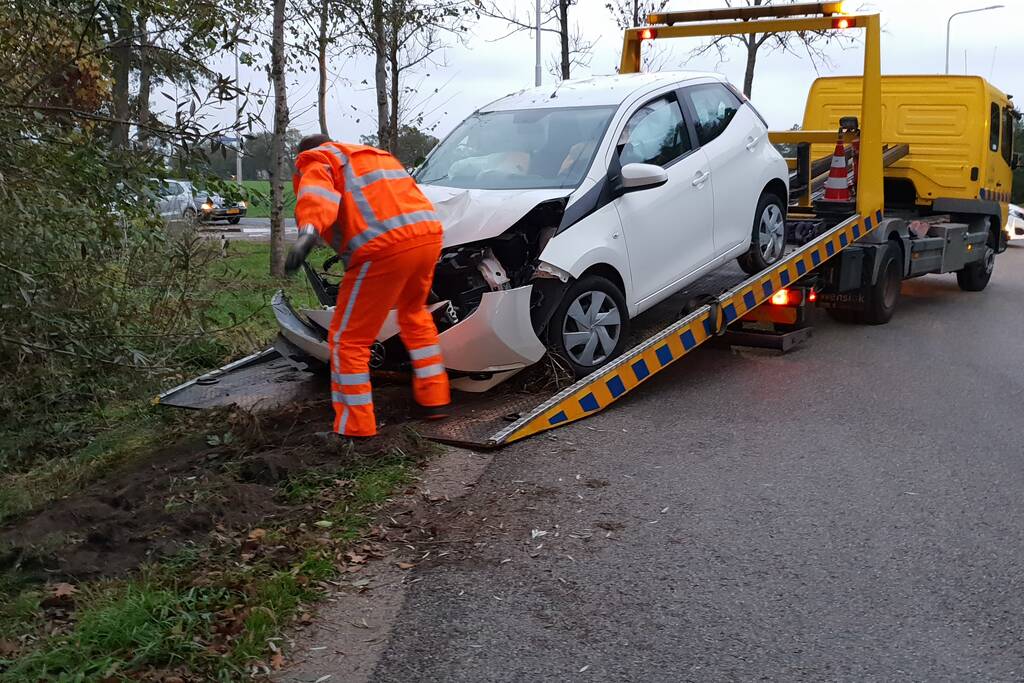 Auto vliegt uit de bocht