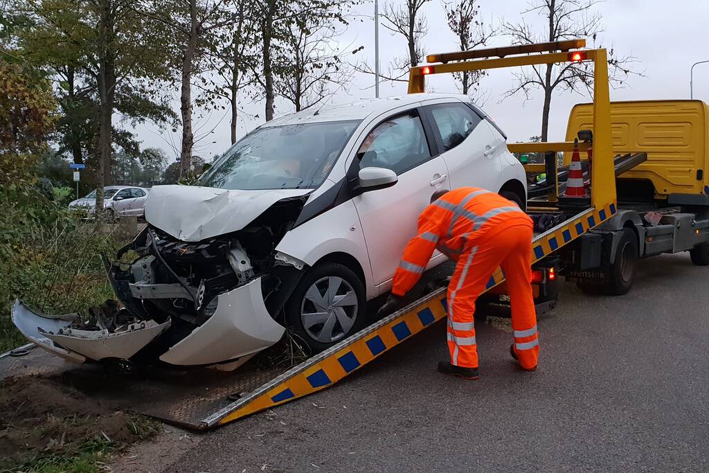 Auto vliegt uit de bocht