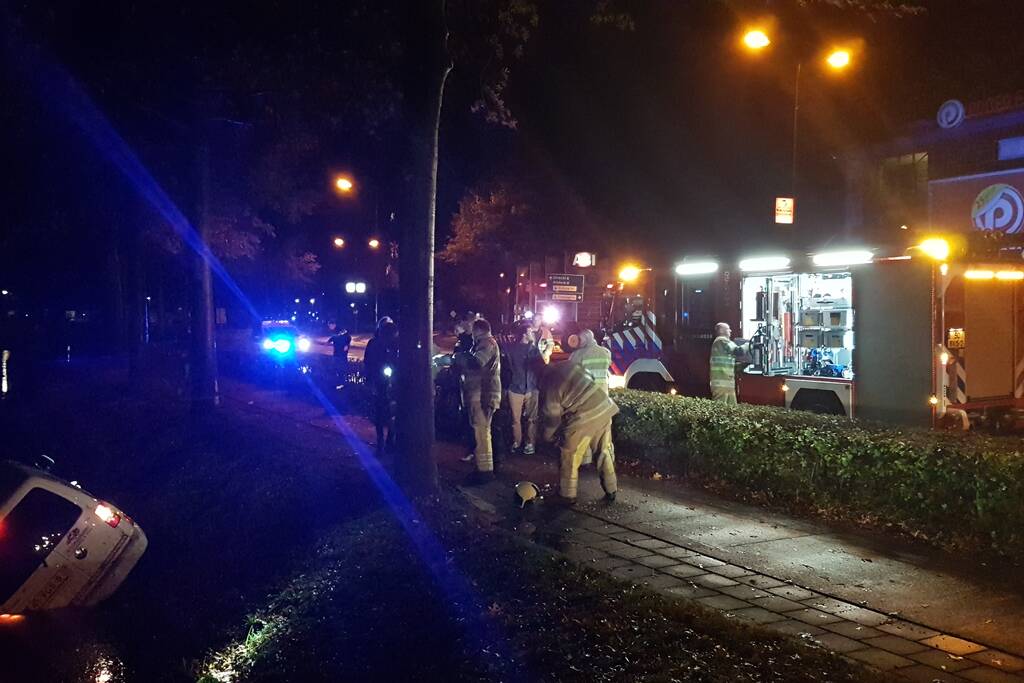 Automobilist raakt met voertuig te water, bestuurder onvindbaar