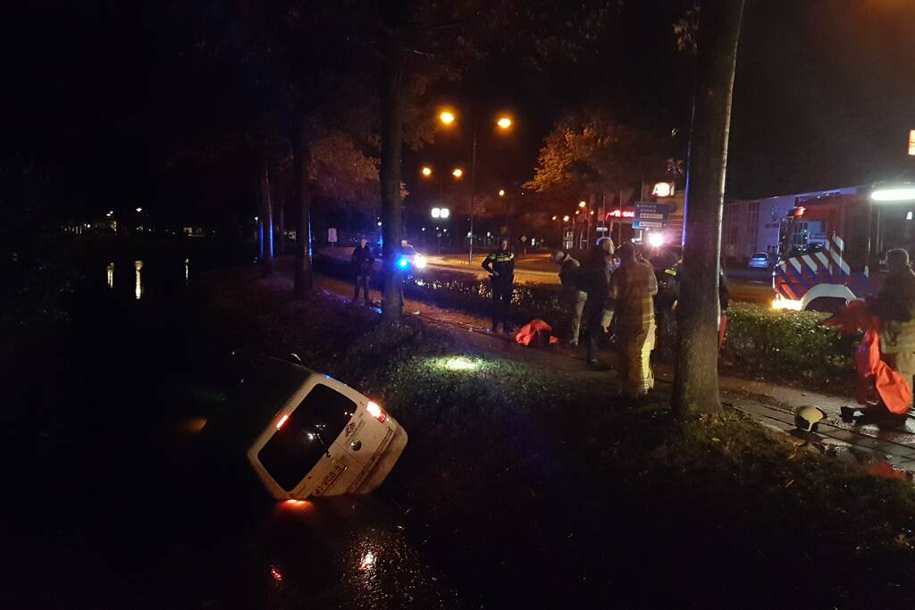 Automobilist raakt met voertuig te water, bestuurder onvindbaar