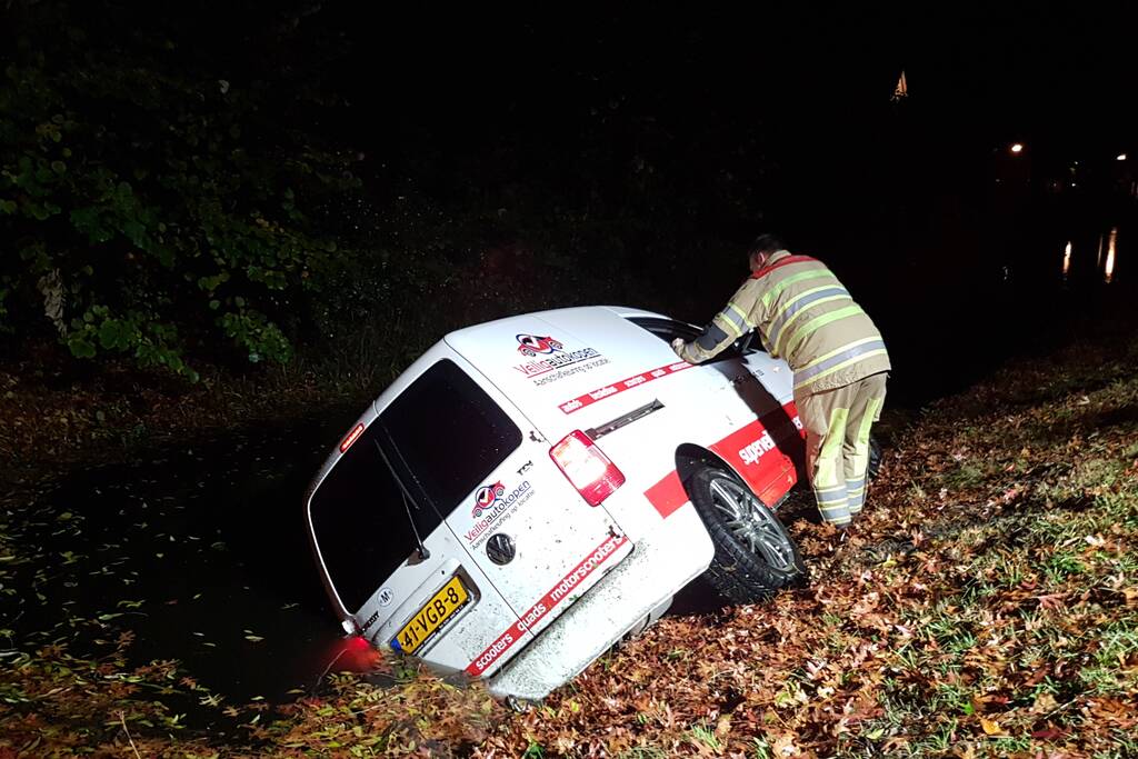 Automobilist raakt met voertuig te water, bestuurder onvindbaar
