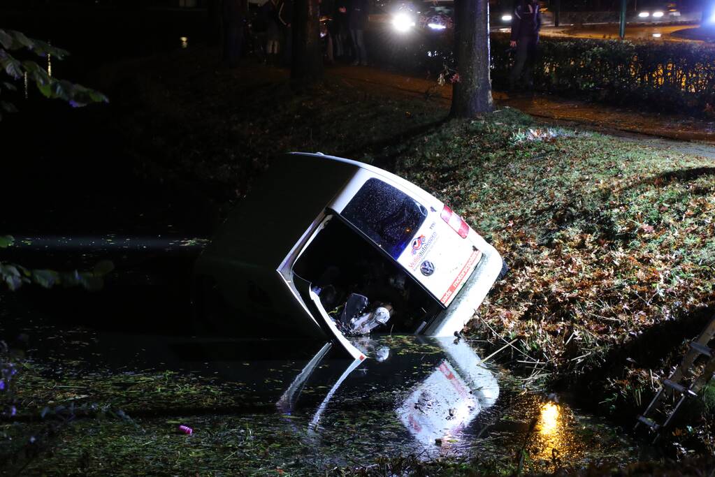 Automobilist raakt met voertuig te water, bestuurder onvindbaar