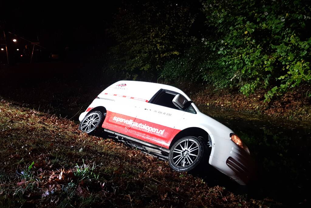 Automobilist raakt met voertuig te water, bestuurder onvindbaar