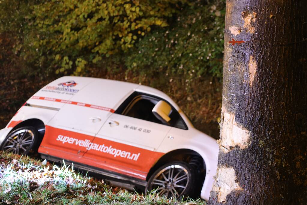 Automobilist raakt met voertuig te water, bestuurder onvindbaar