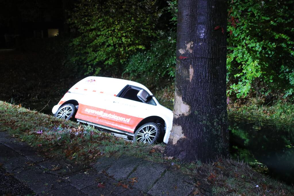 Automobilist raakt met voertuig te water, bestuurder onvindbaar