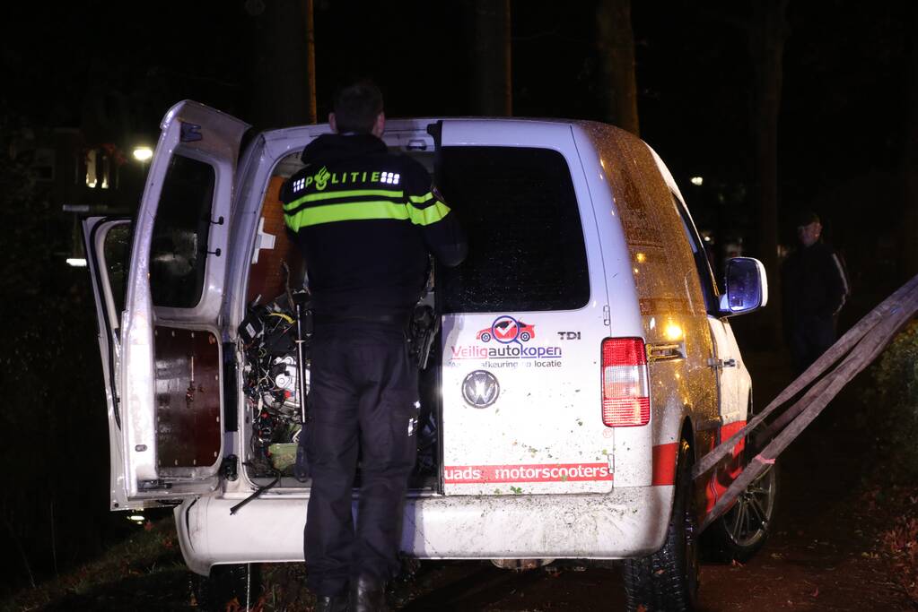 Automobilist raakt met voertuig te water, bestuurder onvindbaar