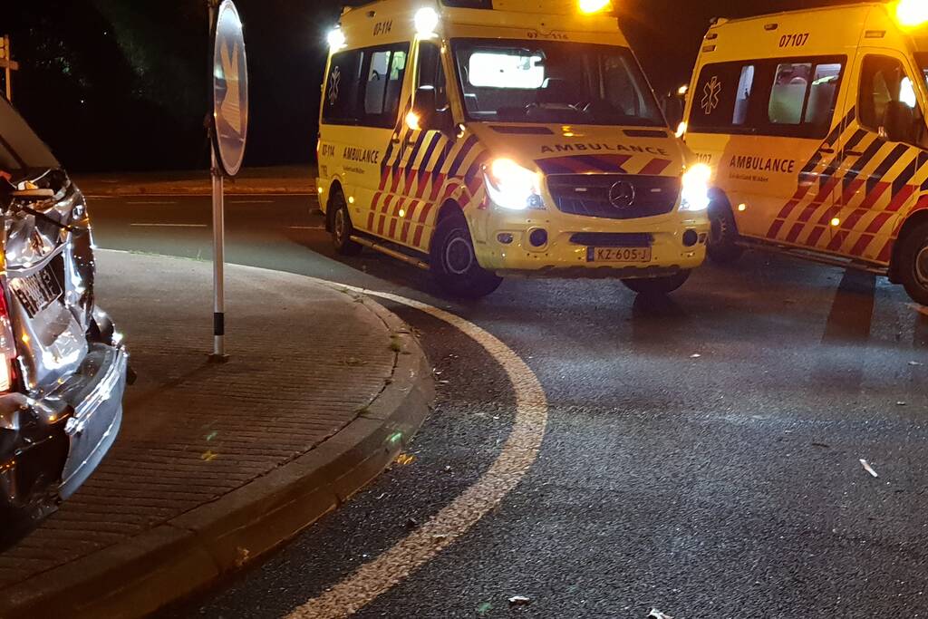 Twee gewonden bij kop-staartaanrijding