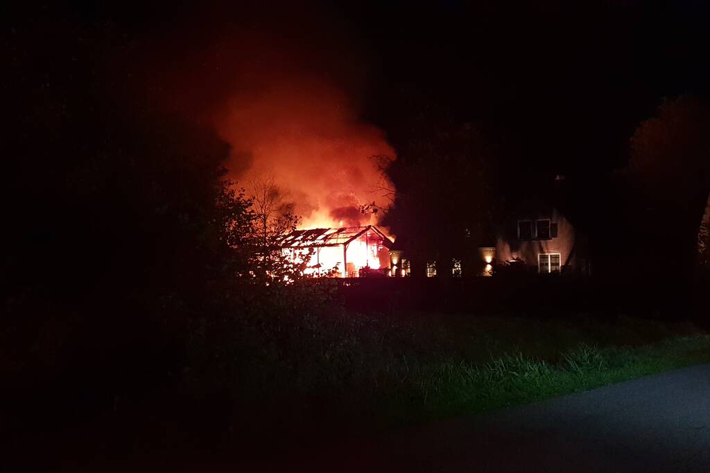 Schuur achter woning verwoest door uitslaande brand
