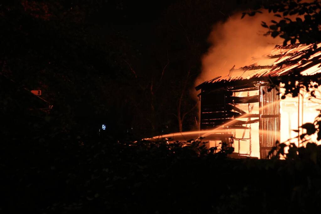 Schuur achter woning verwoest door uitslaande brand