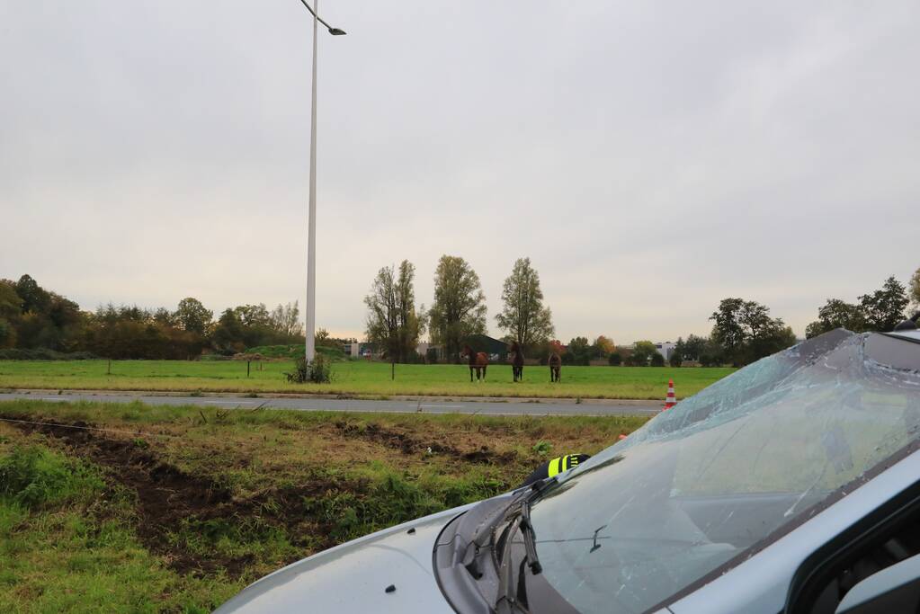 Auto slaat over de kop