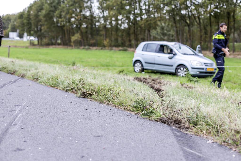 Auto slaat over de kop