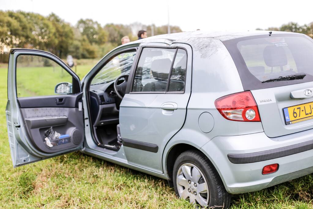 Auto slaat over de kop