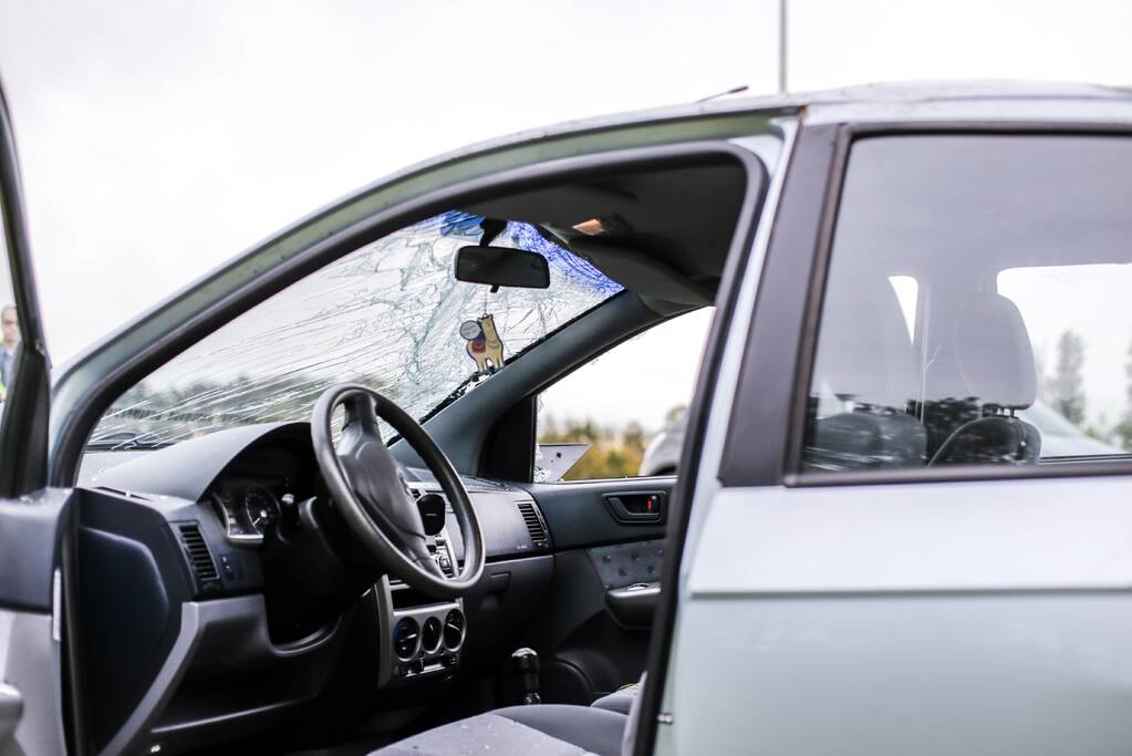 Auto slaat over de kop