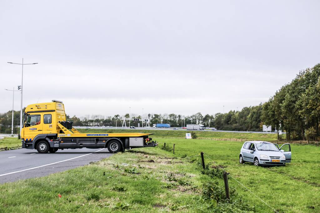 Auto slaat over de kop