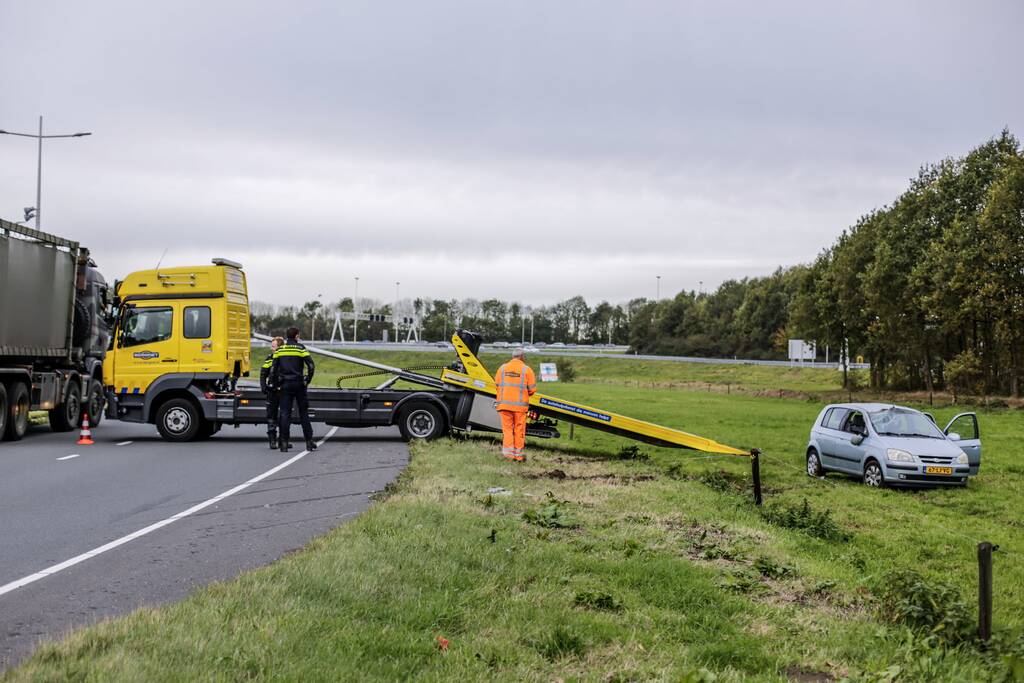 Auto slaat over de kop