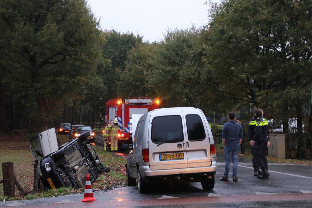 Auto belandt ondersteboven in sloot na botsing met bestelwagen