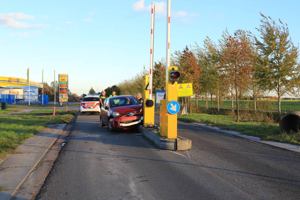 Bestuurder ramt slagboom