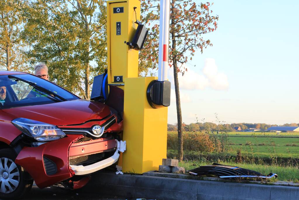 Bestuurder ramt slagboom