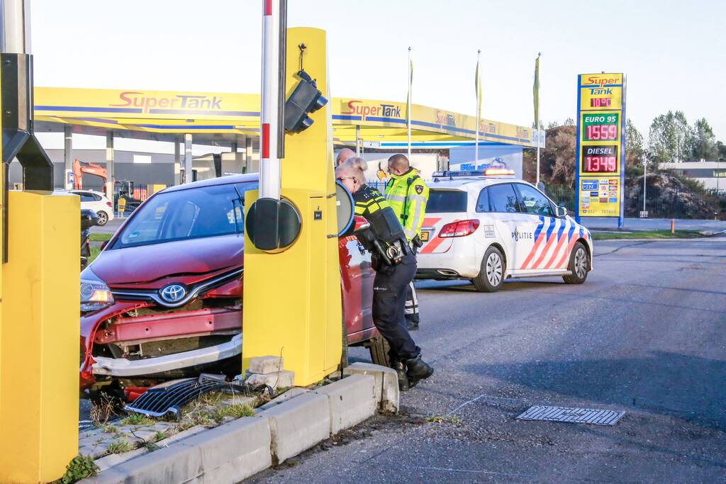 Bestuurder ramt slagboom