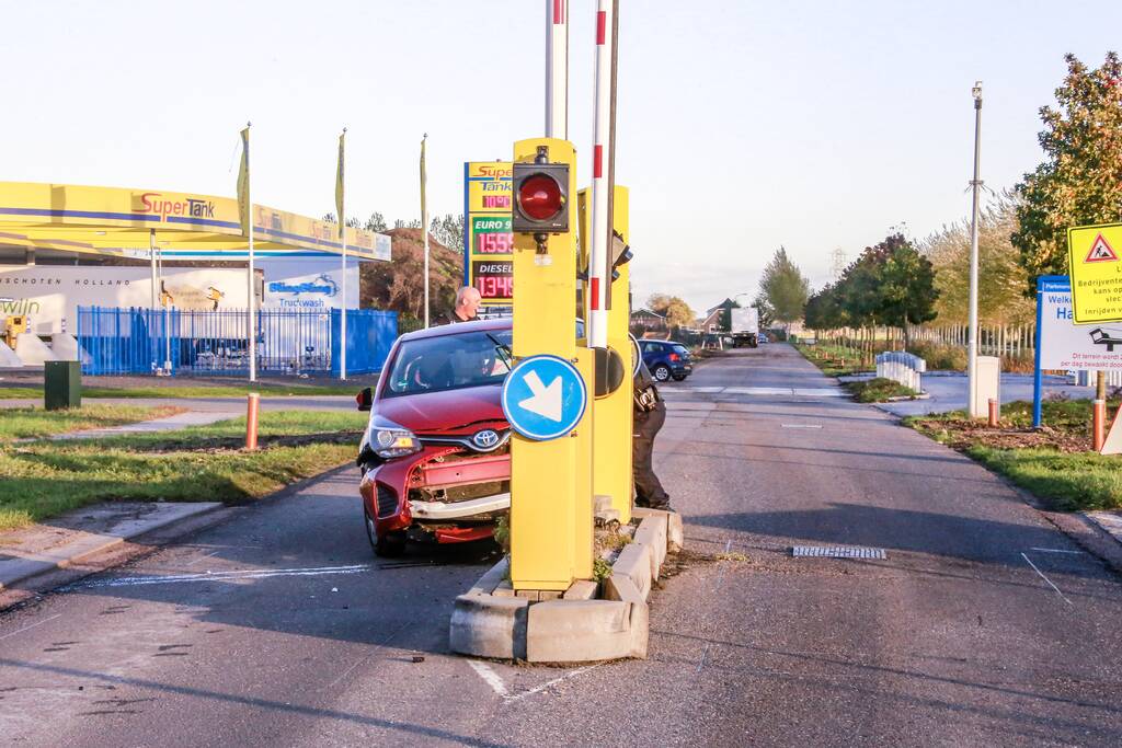 Bestuurder ramt slagboom