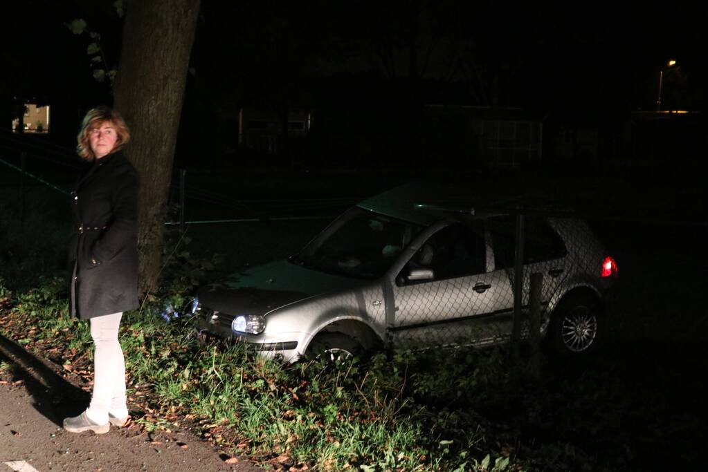 Bestuurder ramt boom