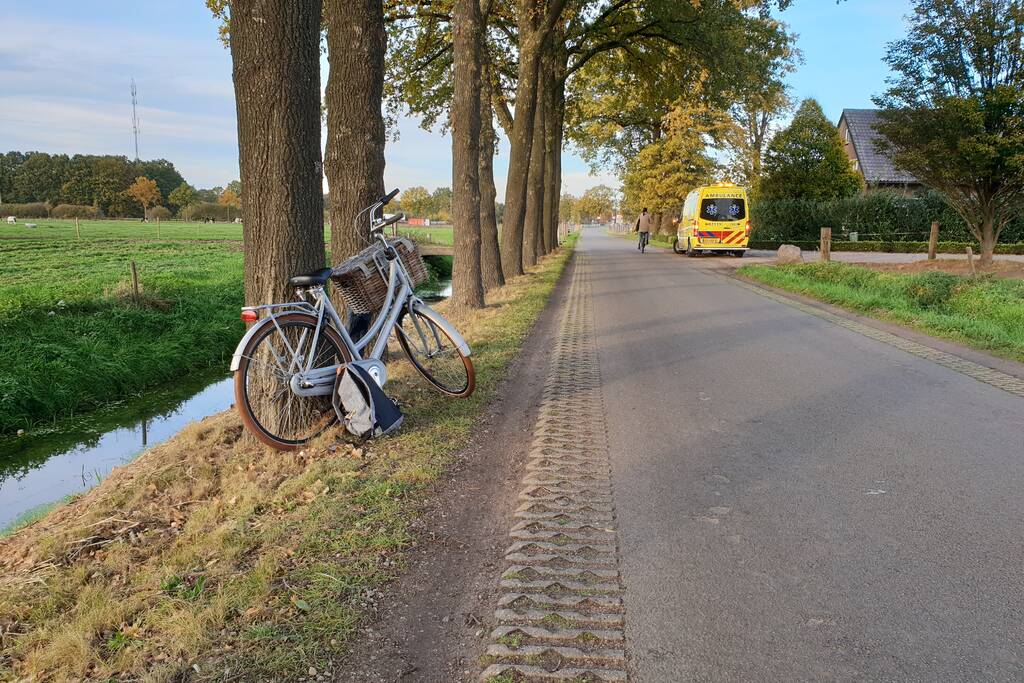 Scholier op fiets ten val
