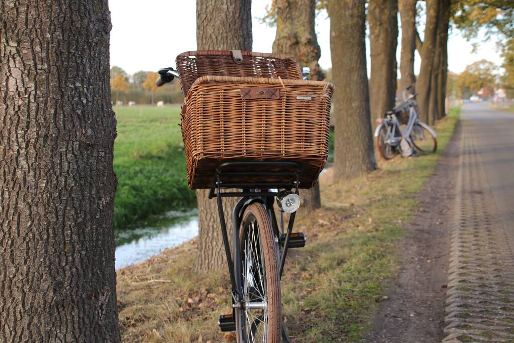 Scholier op fiets ten val