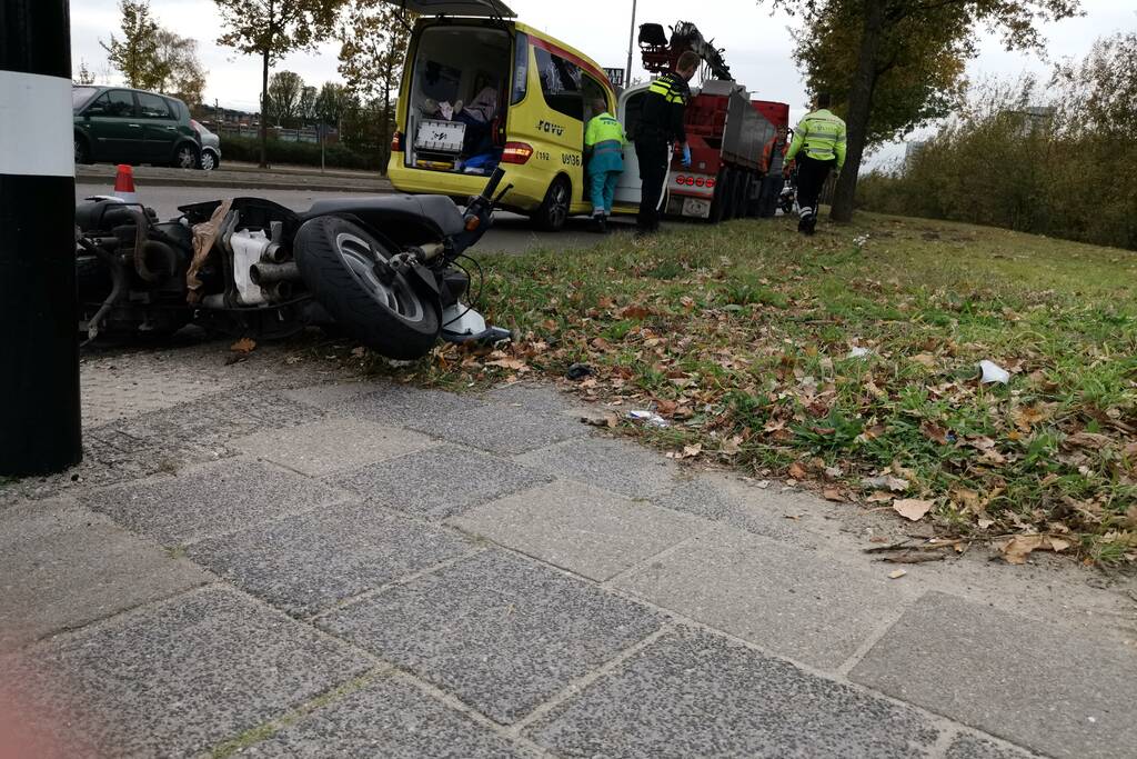 Scooterrijder gewond na aanrijding met vrachtwagen