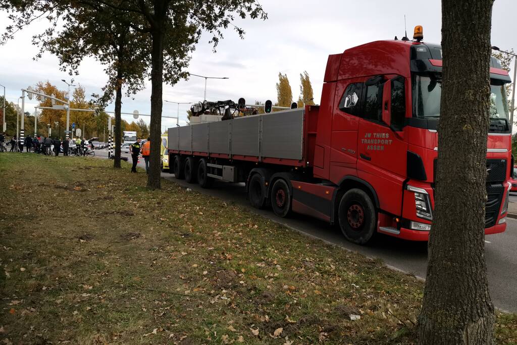 Scooterrijder gewond na aanrijding met vrachtwagen
