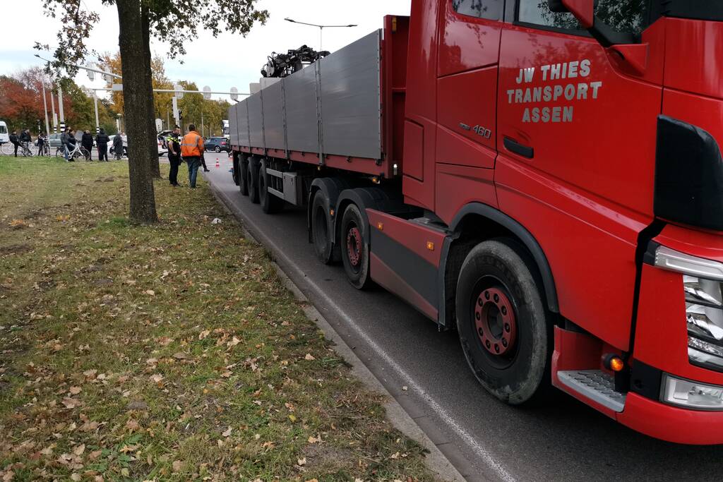 Scooterrijder gewond na aanrijding met vrachtwagen