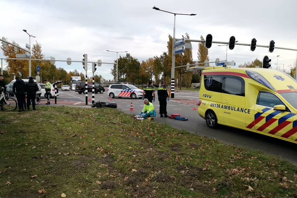 Scooterrijder gewond na aanrijding met vrachtwagen