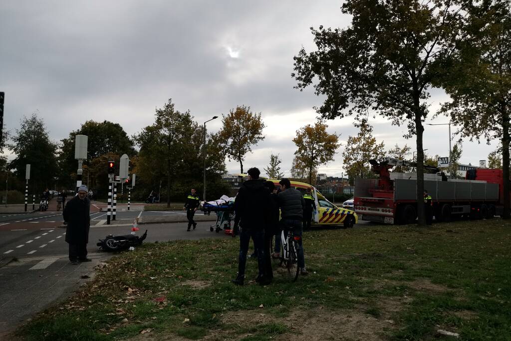 Scooterrijder gewond na aanrijding met vrachtwagen