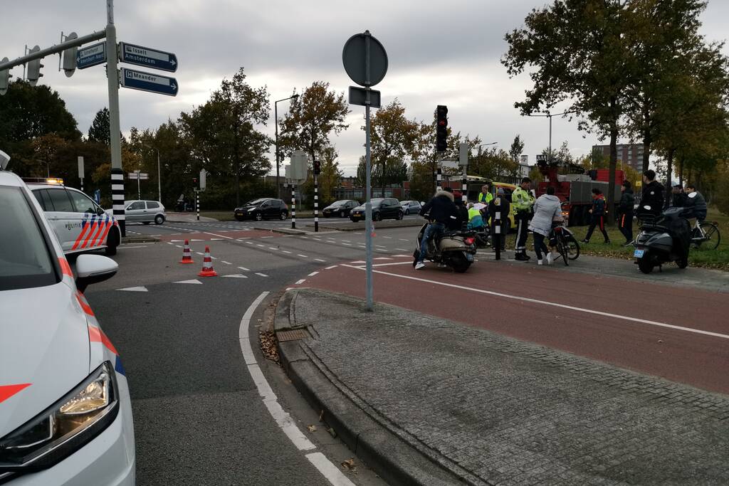 Scooterrijder gewond na aanrijding met vrachtwagen