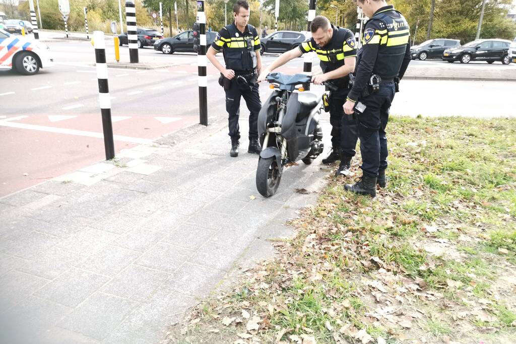 Scooterrijder gewond na aanrijding met vrachtwagen