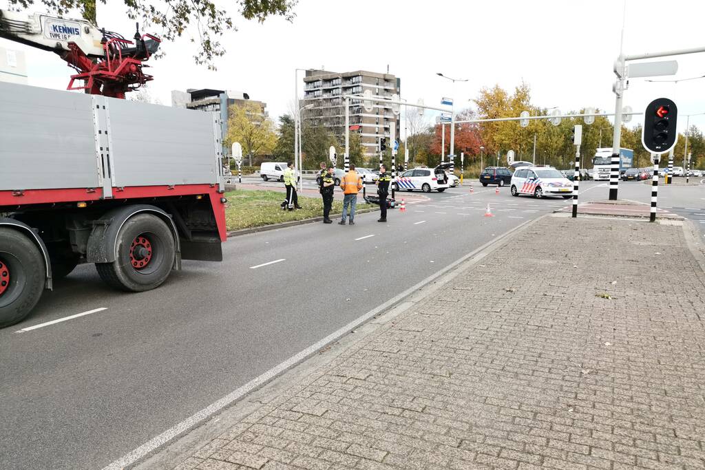 Scooterrijder gewond na aanrijding met vrachtwagen