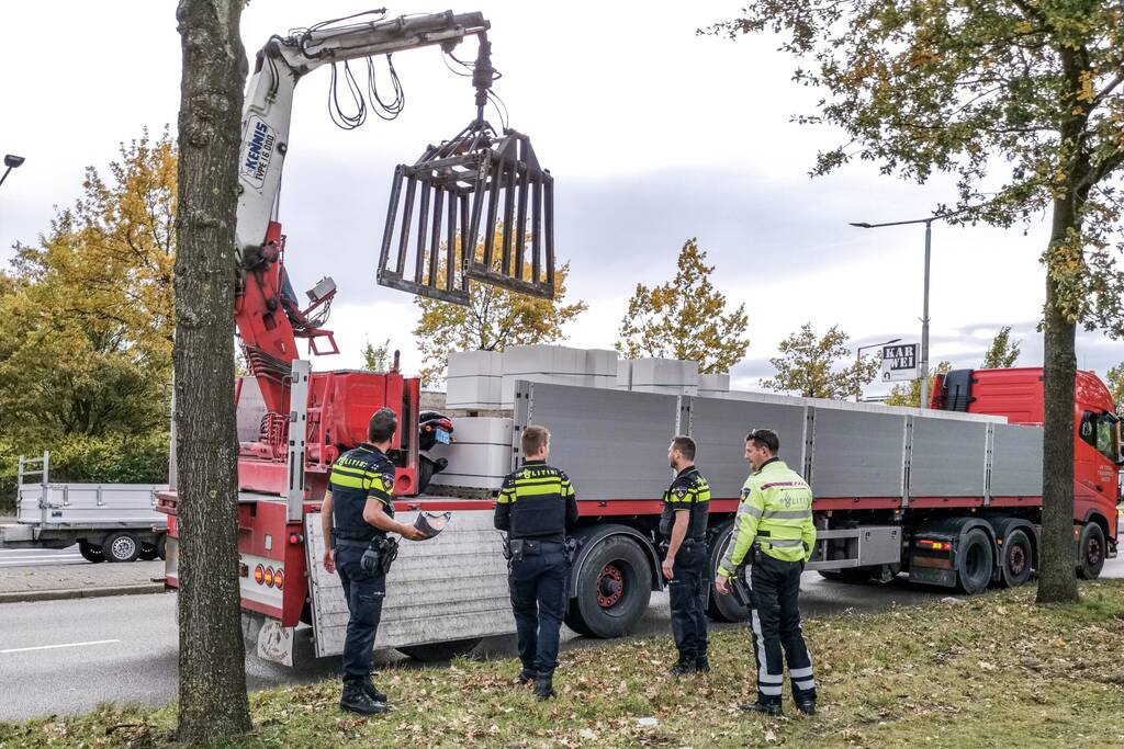 Scooterrijder gewond na aanrijding met vrachtwagen