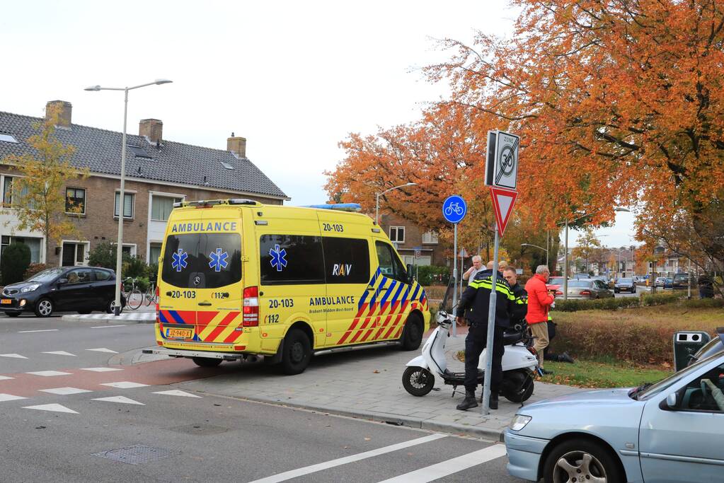 Afslaande auto ziet scooterrijder over het hoofd