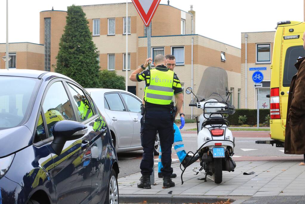 Afslaande auto ziet scooterrijder over het hoofd