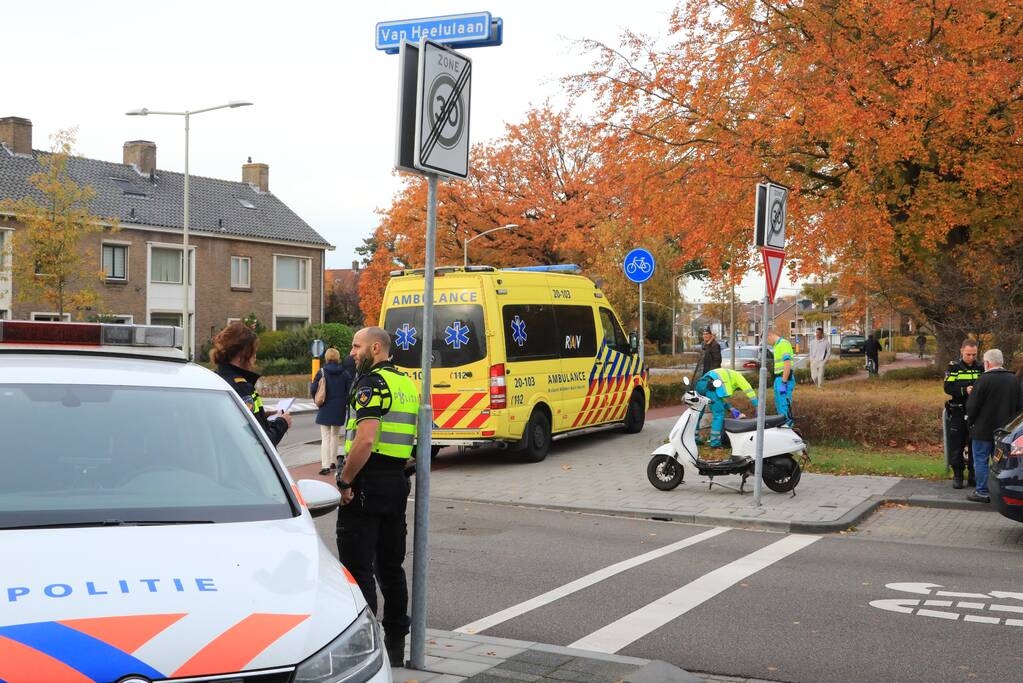 Afslaande auto ziet scooterrijder over het hoofd
