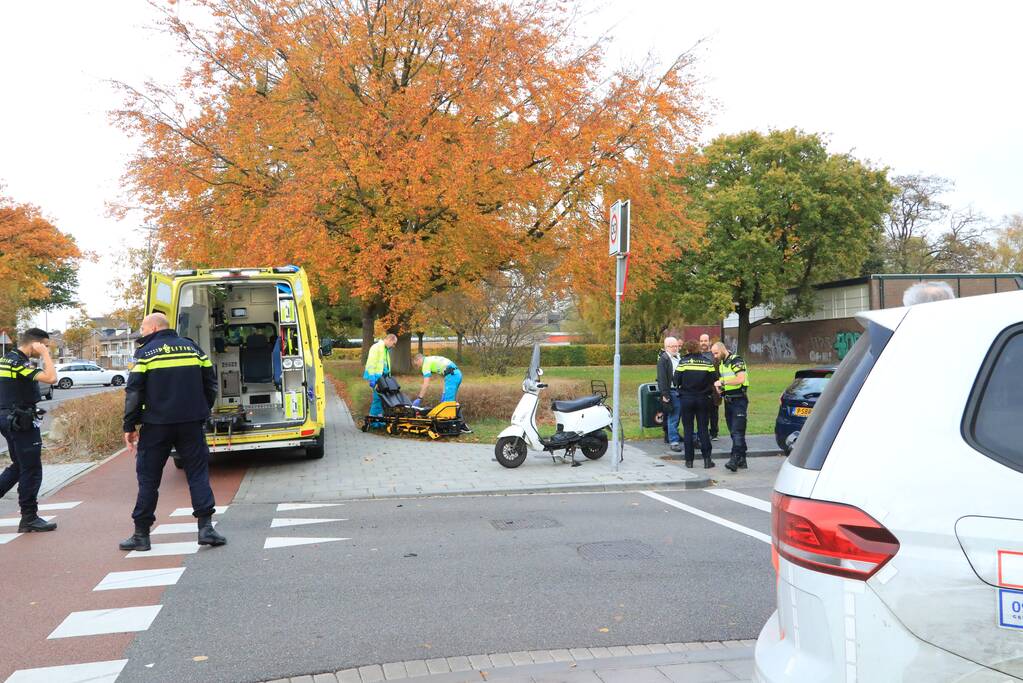 Afslaande auto ziet scooterrijder over het hoofd