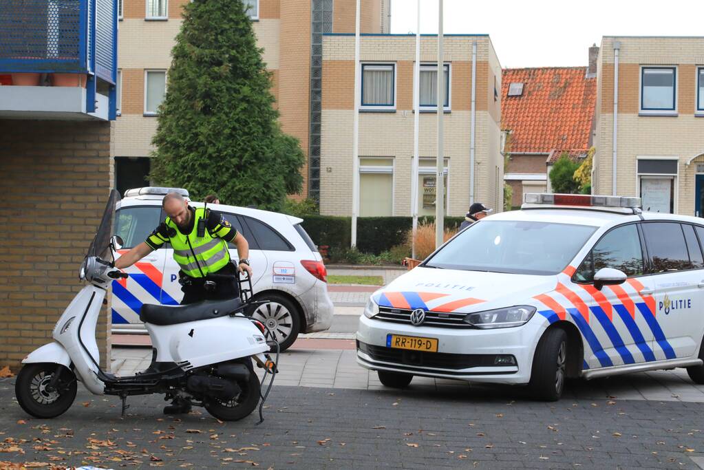 Afslaande auto ziet scooterrijder over het hoofd